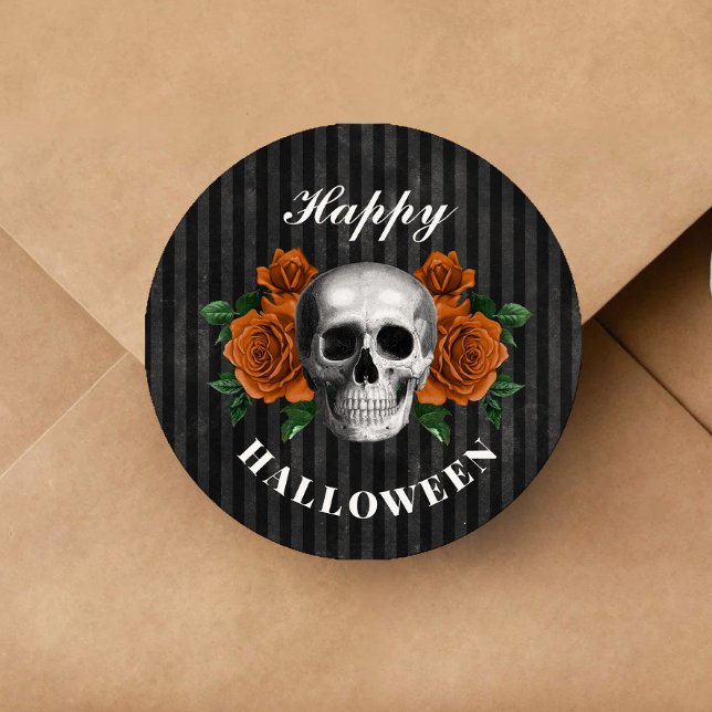 Adesivo Feliz Dia das Bruxas de Rosas Góticos e Caveira (Gothic Roses & Skull Happy Halloween Classic Round Sticker)