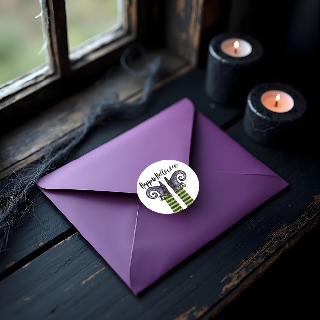 Adesivo Feliz Dia das Bruxas Malvadas da Brincadeira (Whimsical Fun Wicked Witch Happy Halloween Classic Round Sticker)