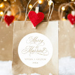 Adesivo Feliz Dourada e casado no 1º Natal<br><div class="desc">Escrito elegante e romântico de caligrafia suave "Feliz e casado" com seus nomes e ano. Para uma personalização mais avançada deste design,  clique no BOTÃO FERRAMENTA DESIGN AZUL acima!</div>