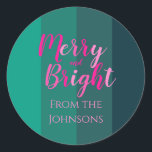 Adesivo Feliz e Bright Christmas Family Name Green Pink<br><div class="desc">Este é um brilhante e moderno, Natal, Feliz e Bright design. É em cor-de-rosa e verde com script de tipografia na moda e faixa verde-chic. Tem a mensagem "Feliz e Brilho!" "Dos Johnsons". Ideal para o seu presente de Natal, selos de envelopes, e selos de festas nesta época festiva. Para...</div>