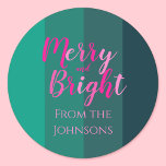 Adesivo Feliz e Bright Christmas Family Name Green Pink<br><div class="desc">Este é um brilhante e moderno, Natal, Feliz e Bright design. É em cor-de-rosa e verde com script de tipografia na moda e faixa verde-chic. Tem a mensagem "Feliz e Brilho!" "Dos Johnsons". Ideal para o seu presente de Natal, selos de envelopes, e selos de festas nesta época festiva. Para...</div>