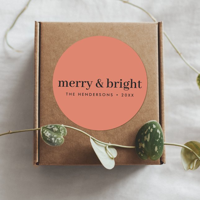 Adesivo Feliz e Brilho | Mínimo Vermelho macio de Natal (“Merry & Bright” round stickers by Guava, in soft coral)