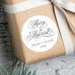 Adesivo Feliz e casado no 1º Natal<br><div class="desc">Escrito elegante e romântico de caligrafia suave "Feliz e casado" com seus nomes e ano. Para uma personalização mais avançada deste design,  clique no BOTÃO FERRAMENTA DESIGN AZUL acima!</div>