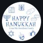 Adesivo Feliz favorito de presente de nome personalizado b<br><div class="desc">Feliz Hanukkah,  personalize o nome da família,  favoreça adesivos Feliz Hanukkah,  Feliz Chanukah,  Hanukkah Sameach!,  Chag Sameach!,  Chag Urim Sameach! Azul e branco</div>