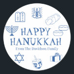 Adesivo Feliz favorito de presente de nome personalizado b<br><div class="desc">Feliz Hanukkah,  personalize o nome da família,  favoreça adesivos Feliz Hanukkah,  Feliz Chanukah,  Hanukkah Sameach!,  Chag Sameach!,  Chag Urim Sameach! Azul e branco</div>