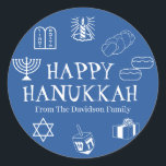 Adesivo Feliz favorito de presente de nome personalizado b<br><div class="desc">Feliz Hanukkah,  personalize o nome da família,  favoreça adesivos Feliz Hanukkah,  Feliz Chanukah,  Hanukkah Sameach!,  Chag Sameach!,  Chag Urim Sameach! Azul e branco</div>