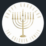 Adesivo Feliz Feriado de Hanukkah Menorah<br><div class="desc">Este adesivo apresenta uma menorah dourada. A mensagem acima diz "Happy Hanukkah". Abaixo da menorah está um lugar para seu nome familiar que você pode personalizar ou remover se quiser.</div>