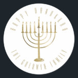 Adesivo Feliz Feriado de Hanukkah Menorah<br><div class="desc">Este adesivo apresenta uma menorah dourada. A mensagem acima diz "Happy Hanukkah". Abaixo da menorah está um lugar para seu nome familiar que você pode personalizar ou remover se quiser.</div>