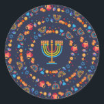 Adesivo Feliz Festa de Chanucá, bela decoração<br><div class="desc">Feliz Festa de Chanucá, Belo Decoro, Feriado Judeu, Clássico De Redondos. Antecedentes judaicos Holiday Hanukkah com símbolos tradicionais Chanukah - sonhos de madeira (rodando), rosquinhas, menorah de ouro, velas, estrela de David e padrão de papel de parede luminoso brilhante. Decoração de Eventos do Festival de Chanucá. Jerusalém, Israel. Artesanatos e...</div>