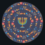Adesivo Feliz Festa de Chanucá, bela decoração<br><div class="desc">Feliz Festa de Chanucá, Belo Decoro, Feriado Judeu, Clássico De Redondos. Antecedentes judaicos Holiday Hanukkah com símbolos tradicionais Chanukah - sonhos de madeira (rodando), rosquinhas, menorah de ouro, velas, estrela de David e padrão de papel de parede luminoso brilhante. Decoração de Eventos do Festival de Chanucá. Jerusalém, Israel. Artesanatos e...</div>