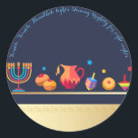 Adesivo Feliz Festa de Chanucá, bela decoração<br><div class="desc">Feliz Festa de Chanucá, Belo Decoro, Feriado Judeu, Clássico De Redondos. Antecedentes judaicos Holiday Hanukkah com símbolos tradicionais Chanukah - sonhos de madeira (rodando), rosquinhas, menorah de ouro, velas, estrela de David e padrão de papel de parede luminoso brilhante. Decoração de Eventos do Festival de Chanucá. Jerusalém, Israel. Artesanatos e...</div>