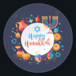 Adesivo Feliz Festa de Chanucá, bela decoração<br><div class="desc">Feliz Festival de Luzes do Festa de Chanucá, Belo Decoração, Feriado Judaico, Clássico Redondo. Chanucá acende fundo com símbolos tradicionais Chanukah - sondas de madeira (girando em cima), rosquinhas, menorah, velas, estrela de David e padrão de papel de parede brilhando. Festa de Crianças Festas de Festas de Feriados de Hanukkah,...</div>