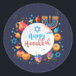 Adesivo Feliz Festa de Chanucá, bela decoração<br><div class="desc">Feliz Festival de Luzes do Festa de Chanucá, Belo Decoração, Feriado Judaico, Clássico Redondo. Chanucá acende fundo com símbolos tradicionais Chanukah - sondas de madeira (girando em cima), rosquinhas, menorah, velas, estrela de David e padrão de papel de parede brilhando. Festa de Crianças Festas de Festas de Feriados de Hanukkah,...</div>