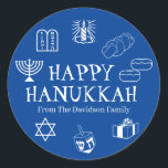 Adesivo Feliz Hanukkah, branco, texto personalizado bonito<br><div class="desc">Feliz Hanukkah,  personalize o nome da família em favor dos adesivos. Feliz Hanukkah,  Feliz Chanukah,  Hanukkah Sameach!,  Chag Sameach!,  Chag Urim Sameach! Azul e branco</div>