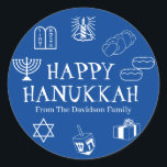 Adesivo Feliz Hanukkah, branco, texto personalizado bonito<br><div class="desc">Feliz Hanukkah,  personalize o nome da família em favor dos adesivos. Feliz Hanukkah,  Feliz Chanukah,  Hanukkah Sameach!,  Chag Sameach!,  Chag Urim Sameach! Azul e branco</div>