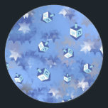 Adesivo Feliz Hanukkah Challing Stars and Dreidels<br><div class="desc">Você está vendo a coleção de Design Lee Hiller. Roupa,  Ofertas e Coleções Lee Hiller Fotografia ou Coleção de Arte Digital. Você pode ver sua fotografia da Nature em http://HikeOurPlanet.com/ e seguir seu blog de caminhada no Hot Primavera National Park.</div>