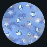 Adesivo Feliz Hanukkah Challing Stars and Dreidels<br><div class="desc">Você está vendo a coleção de Design Lee Hiller. Roupa,  Ofertas e Coleções Lee Hiller Fotografia ou Coleção de Arte Digital. Você pode ver sua fotografia da Nature em http://HikeOurPlanet.com/ e seguir seu blog de caminhada no Hot Primavera National Park.</div>