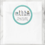 Adesivo Feliz Hanukkah da Nova Iorque NYC Chanukah<br><div class="desc">Design apresenta uma ilustração original de caneta e tinta de vários marcos Nova Iorque, incluindo a Estátua da Liberdade, o Washington Square Arch e a Ponte do Brooklyn, "vestida" para a temporada de festas. Ideal para celebrar Hanukkah e as férias judaicas. Este design NYC também está disponível em outros produtos....</div>