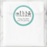 Adesivo Feliz Hanukkah da Nova Iorque NYC Chanukah<br><div class="desc">Design apresenta uma ilustração original de caneta e tinta de vários marcos Nova Iorque, incluindo a Estátua da Liberdade, o Washington Square Arch e a Ponte do Brooklyn, "vestida" para a temporada de festas. Ideal para celebrar Hanukkah e as férias judaicas. Este design NYC também está disponível em outros produtos....</div>