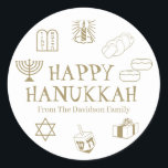 Adesivo Feliz Hanukkah, dourado, com nome personalizado.<br><div class="desc">Feliz Hanukkah,  personalize o nome da família,  favoreça adesivos Feliz Hanukkah,  Feliz Chanukah,  Hanukkah Sameach!,  Chag Sameach!,  Chag Urim Sameach!</div>