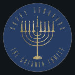 Adesivo Feliz Hanukkah: Feriado Dourado Azul de Menorah<br><div class="desc">Este adesivo apresenta uma menorah dourada sobre um fundo azul marinho. A mensagem acima diz "Happy Hanukkah". Abaixo da menorah está um lugar para seu nome familiar que você pode personalizar ou remover se quiser.</div>