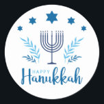 Adesivo Feliz Hanukkah Menorah Stars<br><div class="desc">Os adesivos Felizes do Chanucá são excelentes de usar em artigos de papelaria e presentes. Esses adesivos Felizes de Chanucá apresentam uma menorah de 7 ramos,  Chanukkiah,  com estrelas azuis,  ramos de oliveira e outros elementos em azul claro e escuro.</div>