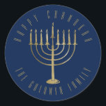 Adesivo Feliz Marinho Chanukah Dourado Feriado Menorah<br><div class="desc">Este adesivo apresenta uma menorah dourada sobre um fundo azul marinho. A mensagem acima diz "Happy Chanukah". Abaixo da menorah está um lugar para seu nome familiar que você pode personalizar ou remover se quiser.</div>