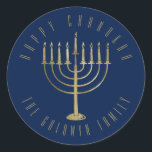 Adesivo Feliz Marinho Chanukah Dourado Feriado Menorah<br><div class="desc">Este adesivo apresenta uma menorah dourada sobre um fundo azul marinho. A mensagem acima diz "Happy Chanukah". Abaixo da menorah está um lugar para seu nome familiar que você pode personalizar ou remover se quiser.</div>