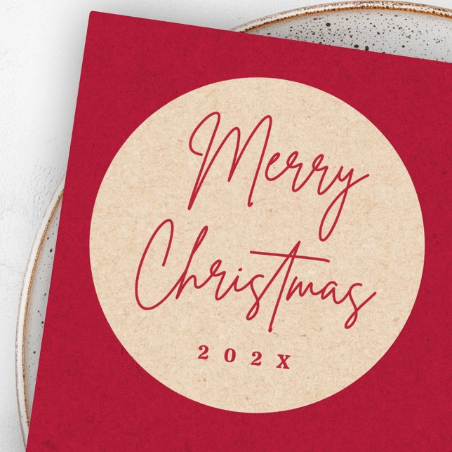 Adesivo Feliz Natal com o roteiro manuscrito vermelho Kraf (Merry Christmas handwritten script red Kraft look Classic Round Sticker)