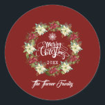 Adesivo Feliz Natal Poinsettia Wreath Monograma<br><div class="desc">Terra redonda de inverno elegante,  com belas flores brancas e vermelhas de poinsettia,  tipografia de Feliz Natal,  sobre fundo vermelho. Use a ferramenta Personalizar para adicionar suas informações. Para obter mais itens correspondentes,  visite minha coleção Charm Poinsettia Wreath.</div>