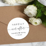 Adesivo Feliz Para Sempre Após O Casamento<br><div class="desc">Vestido de chic para seus convites para casamento e recepção,  salve as datas,  festas de noivado,  chás e outras celebrações de casamento com "Feliz Sempre Depois" em uma simples tipografia moderna e um roteiro elegante com baloiços,  seus primeiros nomes se juntaram por um coração e sua data de casamento.</div>