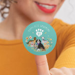 Adesivo Feliz Pet Family Pet Care & Grooming Monograma Tea<br><div class="desc">O adesivo perfeito para o seu negócio de serviços de assistência a animais. Nós ilustramos esses animais bonitos e adoráveis com um buldogue francês, ouro recuperador, german shepherd, poodle, dalmaciano, dachshund e cão de montanha Bernês. Os pequenos e bonitos animais estão vestindo lenços de cores diferentes com um lindo jardim...</div>