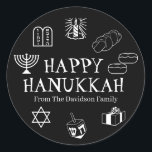 Adesivo Feliz presente de nome personalizado branco preto<br><div class="desc">Feliz Hanukkah,  personalize o nome da família,  favoreça adesivos Feliz Hanukkah,  Feliz Chanukah,  Hanukkah Sameach!,  Chag Sameach!,  Chag Urim Sameach! Preto e Branco</div>