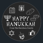 Adesivo Feliz presente de nome personalizado branco preto<br><div class="desc">Feliz Hanukkah,  personalize o nome da família,  favoreça adesivos Feliz Hanukkah,  Feliz Chanukah,  Hanukkah Sameach!,  Chag Sameach!,  Chag Urim Sameach! Preto e Branco</div>