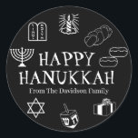 Adesivo Feliz presente de nome personalizado branco preto<br><div class="desc">Feliz Hanukkah,  personalize o nome da família,  favoreça adesivos Feliz Hanukkah,  Feliz Chanukah,  Hanukkah Sameach!,  Chag Sameach!,  Chag Urim Sameach! Preto e Branco</div>