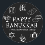 Adesivo Feliz presente de nome personalizado branco preto<br><div class="desc">Feliz Hanukkah,  personalize o nome da família,  favoreça adesivos Feliz Hanukkah,  Feliz Chanukah,  Hanukkah Sameach!,  Chag Sameach!,  Chag Urim Sameach! Preto e Branco</div>
