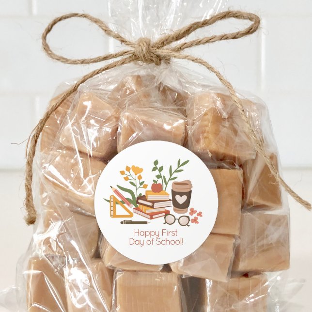 Adesivo Feliz Primeiro Dia de Aula (Use this sticker on bags or envelopes for a cute back to school treat.)