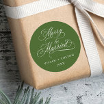 Adesivo Feliz Verde Florestal e Natal de Newly Weds<br><div class="desc">Escrito elegante e romântico de caligrafia suave "Feliz e casado" com seus nomes e ano. Para uma personalização mais avançada deste design,  clique no BOTÃO FERRAMENTA DESIGN AZUL acima!</div>