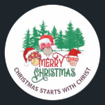 Adesivo FELIZMENTE CHRISTMAS MUSHROOM Christian<br><div class="desc">Bons adesivos de Natal Cristão de NATAL de NATAL de MERRY MUSHROOM com TEXTO PERSONALIZÁVEL. Ideal para a família, amigos, colegas e clientes. Este design de cottagecore sazonal mostra três ferramentas que vestem os chapéus de Santa com as planícies da floresta ao fundo. O texto MERRY CHRISTMAS aparece em tipografia...</div>