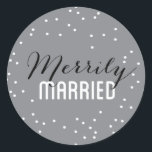 Adesivo Feriado de Casal Casado Merrily<br><div class="desc">Merrily Casada com cartão de feriado de Casal correspondente.</div>