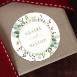 Adesivo Feriado de Natal Botânico Verde Dourado<br><div class="desc">Este adesivo apresenta uma coloração aquosa pintada de eucalipto,  folhas verdes,  bagas vermelhas e uma falso estrutura em círculo dourado. Para personalização mais avançada deste design,  clique no link "Personalizar mais". Itens correspondentes também estão disponíveis.</div>
