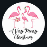 Adesivo Feriado dos Flamingos de Natal Muito Feliz<br><div class="desc">Muito Feliz Cartões de natal Flamingos de Natal. Este pequeno bando de família flamingo compartilha um momento de amor e boa alegria, pendurando as estocadas de Natal e trocando presentes. Use como selos de envelopes para suas cartas de Natal ou como etiquetas de mala de favor em festas de Natal....</div>