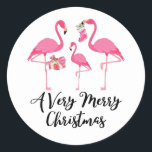 Adesivo Feriado dos Flamingos de Natal Muito Feliz<br><div class="desc">Muito Feliz Cartões de natal Flamingos de Natal. Este pequeno bando de família flamingo compartilha um momento de amor e boa alegria, pendurando as estocadas de Natal e trocando presentes. Use como selos de envelopes para suas cartas de Natal ou como etiquetas de mala de favor em festas de Natal....</div>