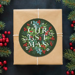 Adesivo Feriado em Greenery Berries CHRISTMAS<br><div class="desc">A palavra NATAL encontra-se entre folhas e bagas num fundo verde escuro (ou qualquer cor) nestes autocolantes redondos,  elegantes para selos de envelopes,  favoritos para festas ou qualquer ocasião de Natal de férias. CORRESPONDENTE a itens na nossa coleção.</div>