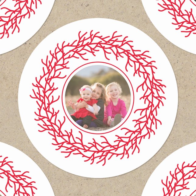 Adesivo Feriado Vermelho e Branco da Terra Escandinava (Scandinavian wreath personalized photo red and white Christmas or Holiday round sticker)