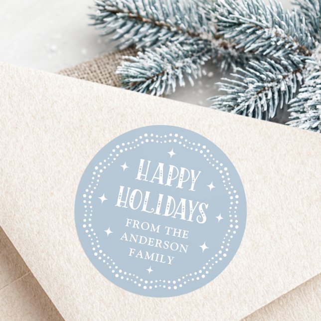 Adesivo Férias Felizes fonte festiva ponto borda azul clar (Happy Holidays festive font dot border light blue Classic Round Sticker)