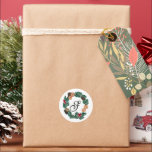 Adesivo Ferida de Natal com inicial personalizável<br><div class="desc">Corrida de Natal com o Classic Round Sticker inicial personalizável. Christmas tree ornament. Design da coroa de Natal e inicial personalizada de um lado,  e detalhe da coroa e da vela. Ambas as mãos desenhadas por mim,  Mònica Roca.</div>