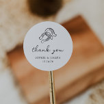 Adesivo Ferradura minimalista | Casamento Negro e Branco<br><div class="desc">Estes adesivos elegantes, negros e brancos, de casamento ou chá de panela apresentam um estilo rústico moderno e minimalista, com um roteiro manuscrito que diz "obrigado você" assim como texto clássico. Um par de ferraduras desenhadas à mão é apresentado em uma sutil ilustração, para um olhar atualizado para o casamento...</div>