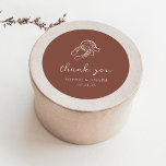 Adesivo Ferradura minimalista | Casamento Rustic Brown<br><div class="desc">Esses adesivos de chá de panela ou casamento castanho, mas elegantes, apresentam um estilo rústico moderno e minimalista, com um guião manuscrito branco que diz "obrigado você" assim como texto clássico. Um par de ferraduras desenhadas à mão é apresentado em uma sutil ilustração, para um olhar atualizado para o casamento...</div>