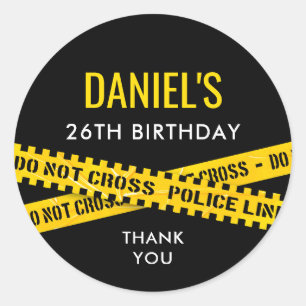 Adesivo Festa de Aniversário com Cena de Crime com Fita Am